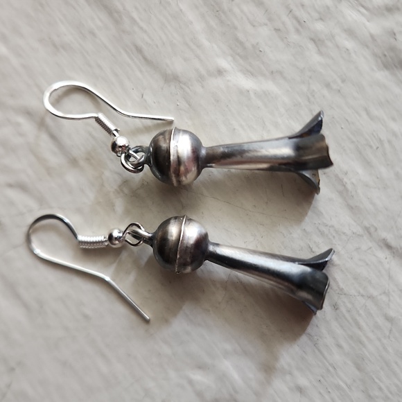 NWOT Native American Navajo Squash Blossom Sterling Earrings 🩵 - Picture 7 of 10